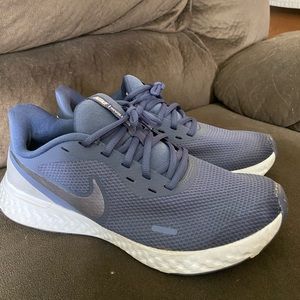 Women’s Nike shoes size 11